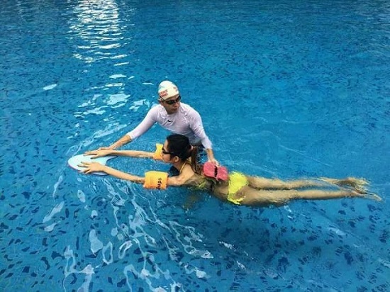 Hình ảnh học bơi dành cho người lớn ở hồ bơi tại nhà